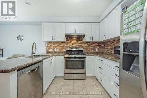 2711 Foxbend Link, London, ON - Indoor Photo Showing Kitchen With Double Sink With Upgraded Kitchen