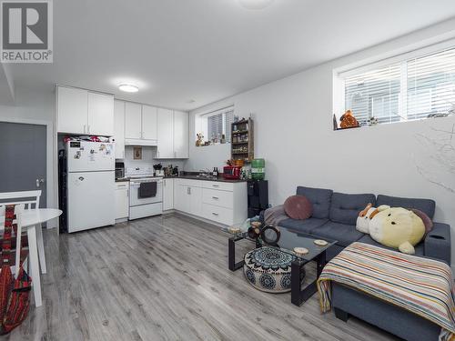 3955 Barnes Drive, Prince George, BC - Indoor Photo Showing Kitchen