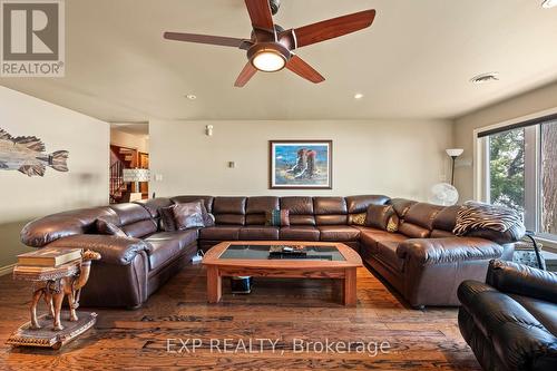 582 Duclos Point Road, Georgina, ON - Indoor Photo Showing Living Room