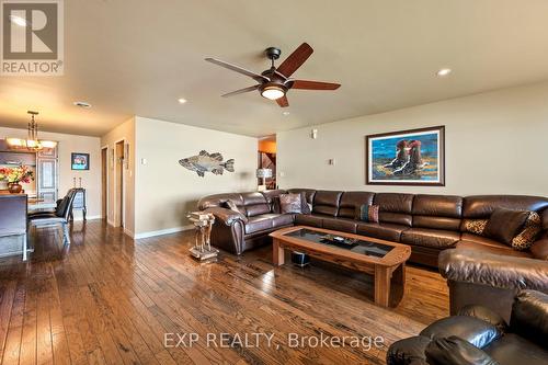 582 Duclos Point Road, Georgina, ON - Indoor Photo Showing Living Room