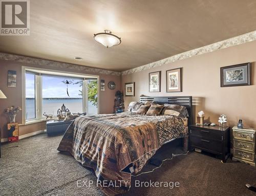 582 Duclos Point Road, Georgina, ON - Indoor Photo Showing Bedroom