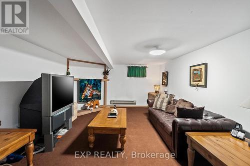 582 Duclos Point Road, Georgina, ON - Indoor Photo Showing Living Room