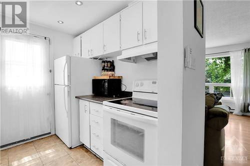 44 Woodvale Green Unit#B, Ottawa, ON - Indoor Photo Showing Kitchen