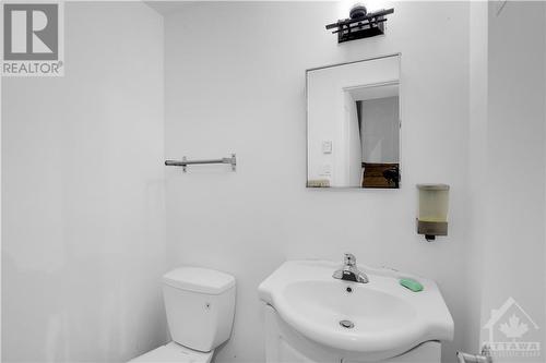 44 Woodvale Green Unit#B, Ottawa, ON - Indoor Photo Showing Bathroom