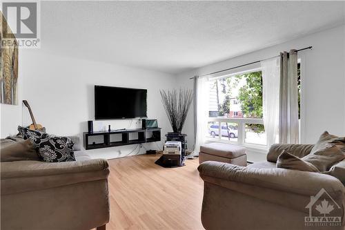 44 Woodvale Green Unit#B, Ottawa, ON - Indoor Photo Showing Living Room