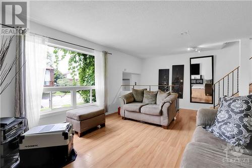 44 Woodvale Green Unit#B, Ottawa, ON - Indoor Photo Showing Living Room