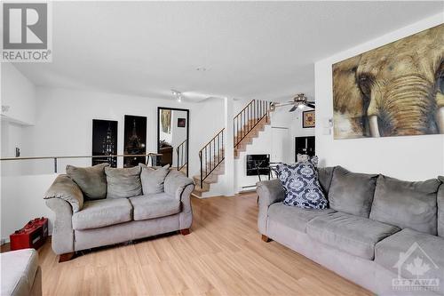 44 Woodvale Green Unit#B, Ottawa, ON - Indoor Photo Showing Living Room