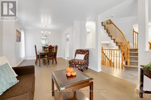 33 Spur Avenue, Ottawa, ON - Indoor Photo Showing Living Room