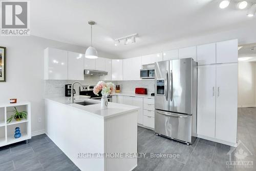 33 Spur Avenue, Ottawa, ON - Indoor Photo Showing Kitchen With Upgraded Kitchen