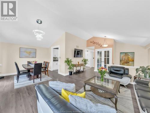 2415 Cabana Road W, Windsor, ON - Indoor Photo Showing Living Room