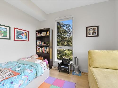 408-1301 Hillside Ave, Victoria, BC - Indoor Photo Showing Bedroom