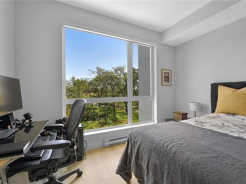 408-1301 Hillside Ave, Victoria, BC - Indoor Photo Showing Bedroom