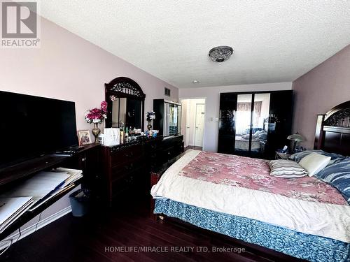 18 Scarlett Drive, Brampton, ON - Indoor Photo Showing Bedroom