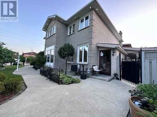 18 Scarlett Drive, Brampton, ON - Outdoor