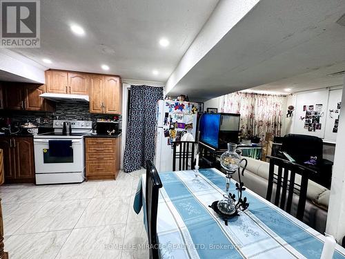 18 Scarlett Drive, Brampton, ON - Indoor Photo Showing Kitchen