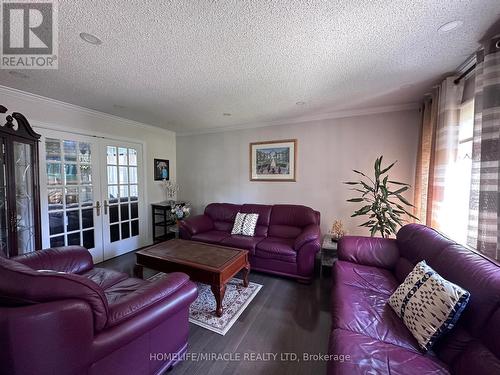 18 Scarlett Drive, Brampton, ON - Indoor Photo Showing Living Room