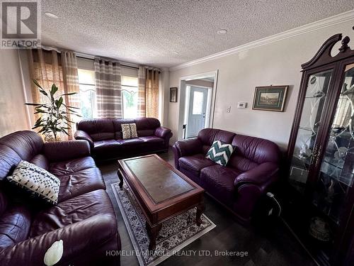 18 Scarlett Drive, Brampton, ON - Indoor Photo Showing Living Room