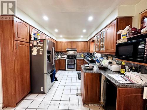 18 Scarlett Drive, Brampton, ON - Indoor Photo Showing Kitchen