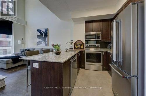 304 - 1940 Ironstone Drive, Burlington, ON - Indoor Photo Showing Kitchen With Double Sink