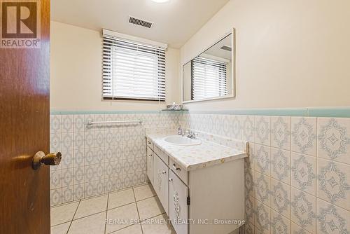 29 Seaton Place Drive, Hamilton (Stoney Creek), ON - Indoor Photo Showing Bathroom