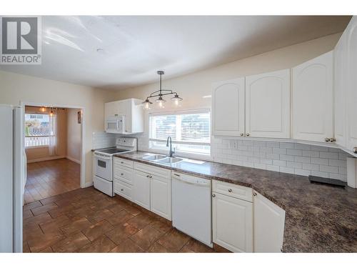 1011 Kilwinning Street, Penticton, BC - Indoor Photo Showing Kitchen With Double Sink