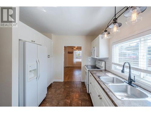 1011 Kilwinning Street, Penticton, BC - Indoor Photo Showing Kitchen With Double Sink