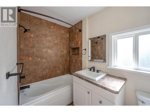 1011 Kilwinning Street, Penticton, BC - Indoor Photo Showing Bathroom