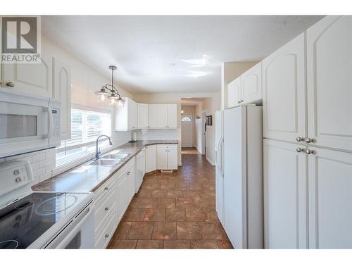 1011 Kilwinning Street, Penticton, BC - Indoor Photo Showing Kitchen With Double Sink