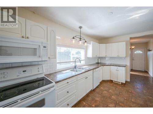 1011 Kilwinning Street, Penticton, BC - Indoor Photo Showing Kitchen With Double Sink