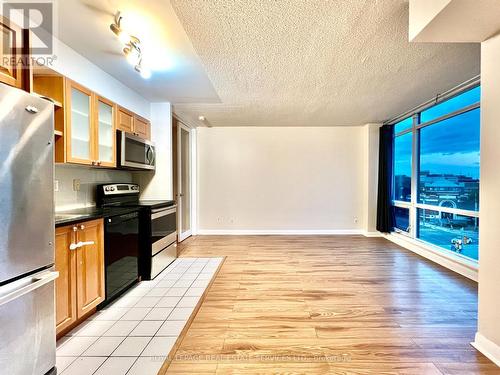 517 - 600 Fleet Street, Toronto (Niagara), ON - Indoor Photo Showing Kitchen