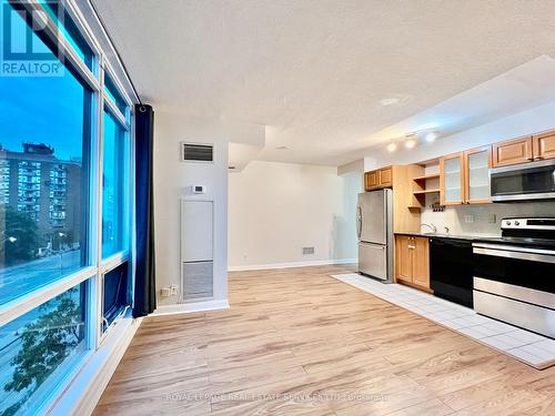 517 - 600 Fleet Street, Toronto (Niagara), ON - Indoor Photo Showing Kitchen