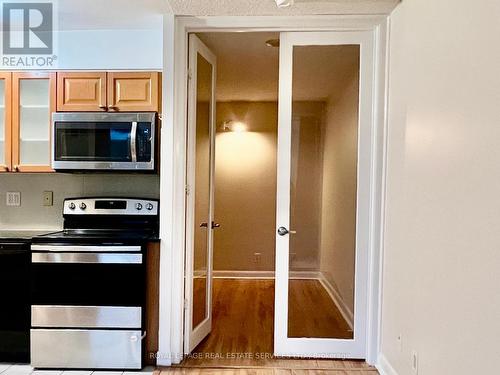 517 - 600 Fleet Street, Toronto (Niagara), ON - Indoor Photo Showing Kitchen