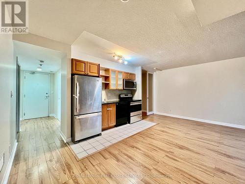 517 - 600 Fleet Street, Toronto (Niagara), ON - Indoor Photo Showing Kitchen