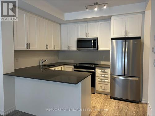 5 - 22 Lytham Green Circle, Newmarket, ON - Indoor Photo Showing Kitchen