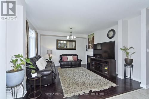 384 Highglen Avenue, Markham, ON - Indoor Photo Showing Living Room