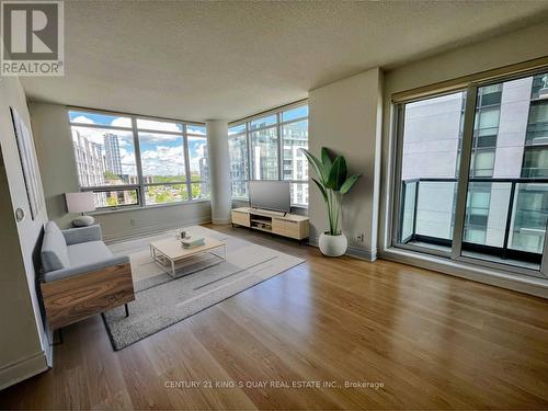 702 - 55 South Town Centre Boulevard, Markham, ON - Indoor Photo Showing Living Room