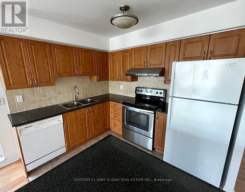 702 - 55 South Town Centre Boulevard, Markham (Unionville), ON - Indoor Photo Showing Kitchen With Double Sink