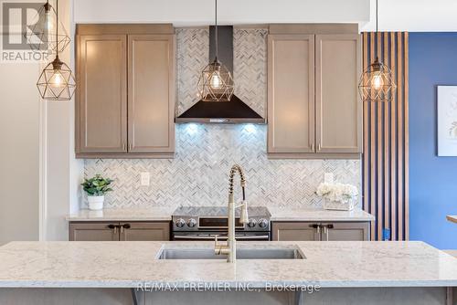 62 Streamside Street, Vaughan, ON - Indoor Photo Showing Kitchen With Upgraded Kitchen