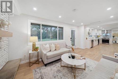 58 Brookland Avenue, Aurora, ON - Indoor Photo Showing Living Room