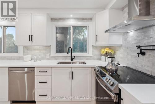 58 Brookland Avenue, Aurora, ON - Indoor Photo Showing Kitchen With Upgraded Kitchen