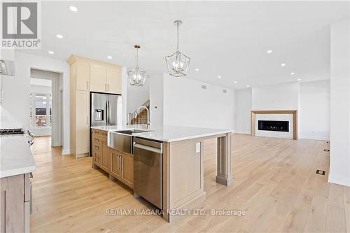 4217 Manson Lane, Lincoln, ON - Indoor Photo Showing Kitchen With Upgraded Kitchen