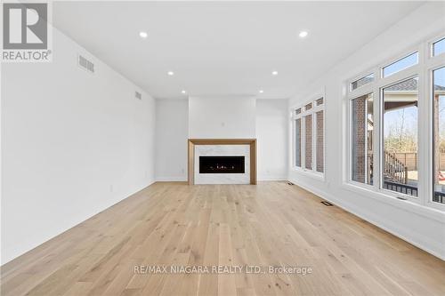 4217 Manson Lane, Lincoln, ON - Indoor Photo Showing Living Room With Fireplace