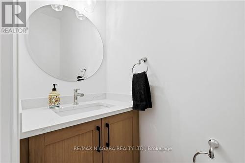 4217 Manson Lane, Lincoln, ON - Indoor Photo Showing Bathroom