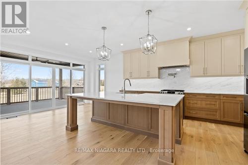 4217 Manson Lane, Lincoln, ON - Indoor Photo Showing Kitchen With Upgraded Kitchen