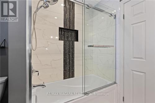 7467 Monastery Drive, Niagara Falls, ON - Indoor Photo Showing Bathroom