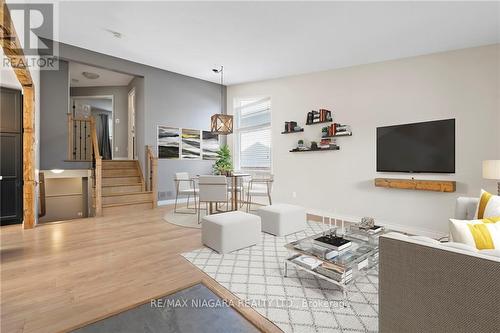 7467 Monastery Drive, Niagara Falls, ON - Indoor Photo Showing Living Room