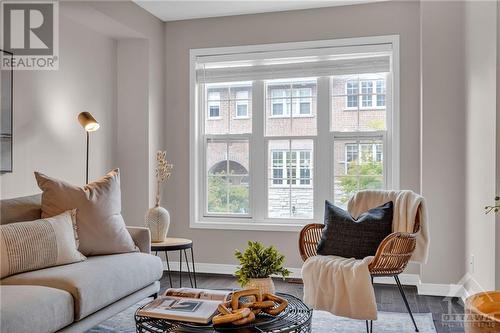 77 Jenscott Private, Ottawa, ON - Indoor Photo Showing Living Room