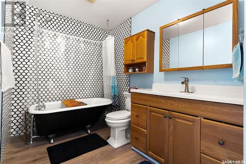 2200 Halifax Street, Regina, SK - Indoor Photo Showing Bathroom