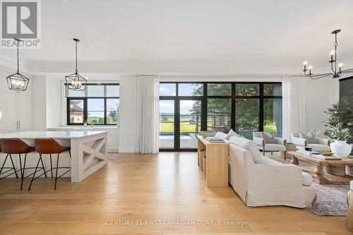 22111 Valleyview Road, Thames Centre (Thorndale), ON - Indoor Photo Showing Living Room