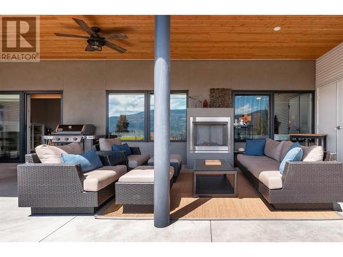 100 Vista Way Unit# 112, Penticton, BC - Indoor Photo Showing Living Room